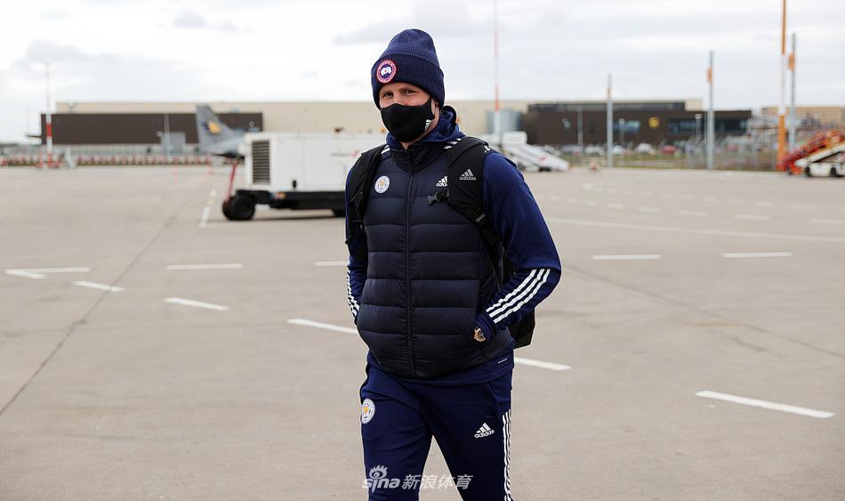 恩迪迪在训练中奋力滑铲，水花四溅，队友巴恩斯在一旁观望，训练强度丝毫不减。