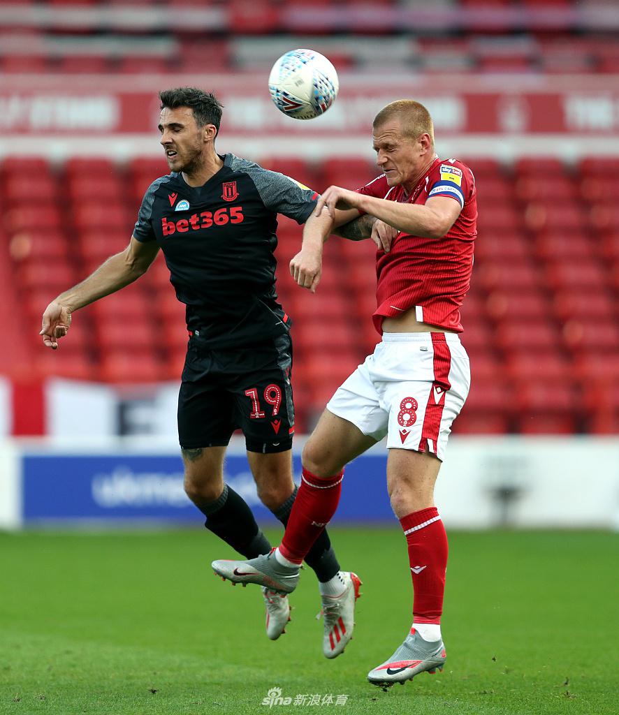 斯托克城球员李·格雷戈里低射破门瞬间，他身体前倾，眼神专注，皮如离弦之箭般窜入网窝，彻底击溃了诺丁汉森林的心理防线。