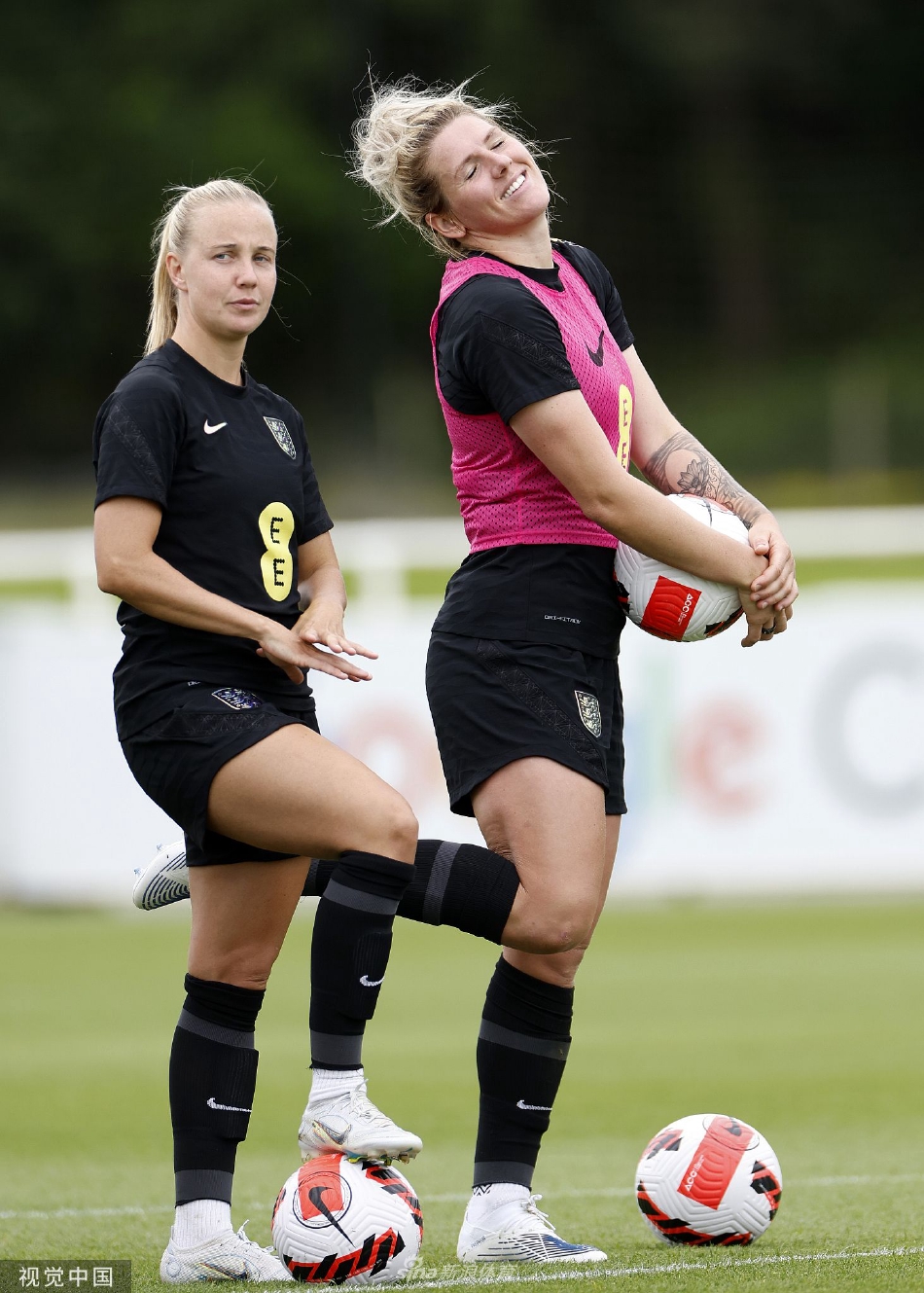 前锋贝萨妮·米德在练习射门，她起脚瞬间动作舒展有力，眼神锐利地锁定球门死角。