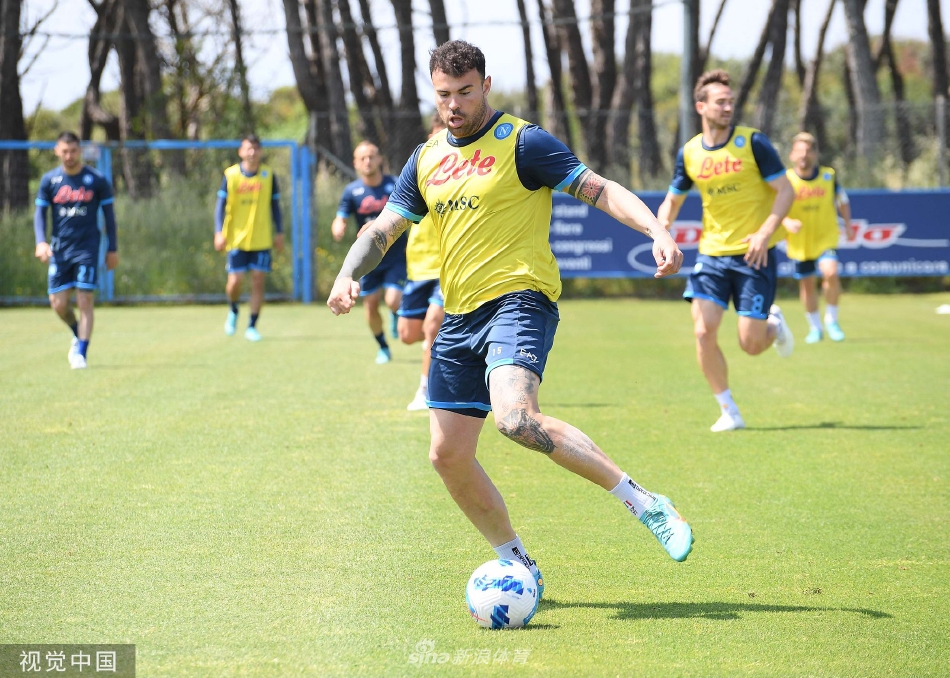 门将梅雷特飞身侧扑，单手将一记势大力沉的远射托出横梁，展现出门前的绝对统治力。