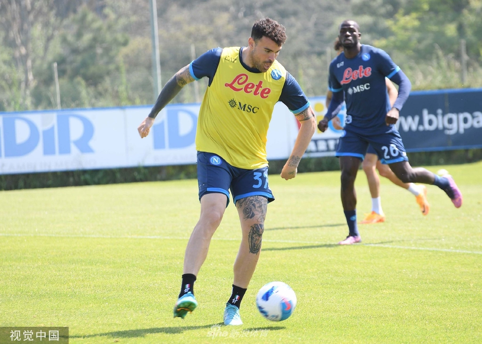 后防中坚库利巴利高高跃起，力压进攻球员，将传中球稳稳顶出危险区域。