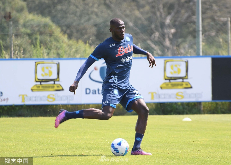 队长因西涅在指导年轻球员跑位，他手臂挥舞，正传授着如何在肋部创造空间的经验。