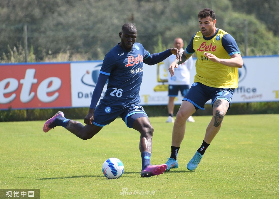 全队围成一圈进行赛前动员，手臂搭在彼此肩上，彰显出无可动摇的团队凝聚力与求胜决心。