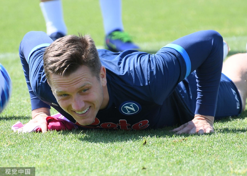 中场核心泽林斯基与队友进行一脚出球配合，皮球在绿茵场上划出简洁而致命的传球线路。