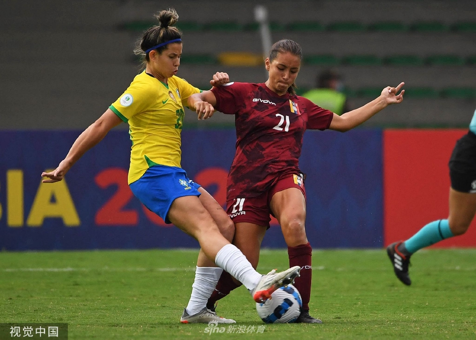 比赛结束后，双方球员相互致意，委内瑞拉球员尽管眼神中带着失利的不甘，但仍大方地与笑容灿烂的巴西球员握手、拥抱，彰显体育精神。