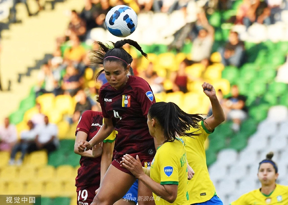 巴西队进球后，全队围成一圈激情拥抱庆祝，主教练皮娅·松德哈格在场边紧握双拳，露出欣慰而自信的笑容。