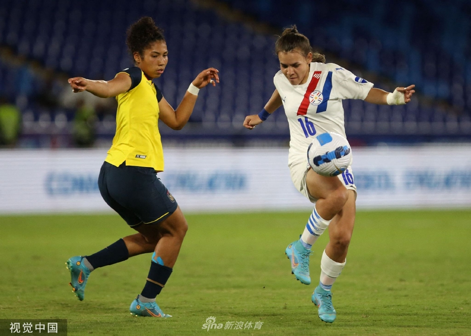 赛后，厄瓜多尔队一名核心球员失望地坐在草地上，队友上前俯身安慰，这一幕定格了竞技体育的残酷与队友间温暖的情谊。