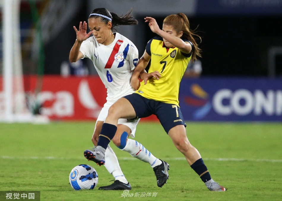 进球后，巴拉圭全队队员激动地奔跑到角旗区相拥庆祝，她们的脸上洋溢着纯粹的 joy 与 triumph，替补席上的队友也冲入场内分享这来之不易的喜悦。