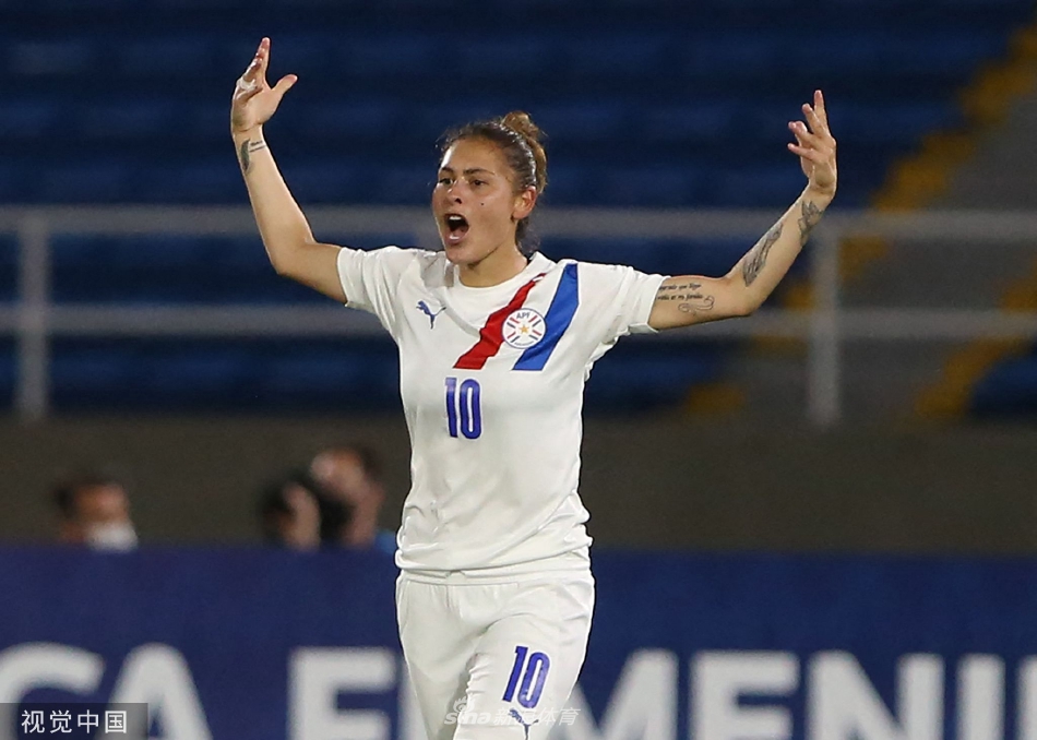 厄瓜多尔门将飞身侧扑，单掌将一记势在必进的弧线球奋力托出横梁，她的身体在空中完全舒展，眼神坚定而专注。