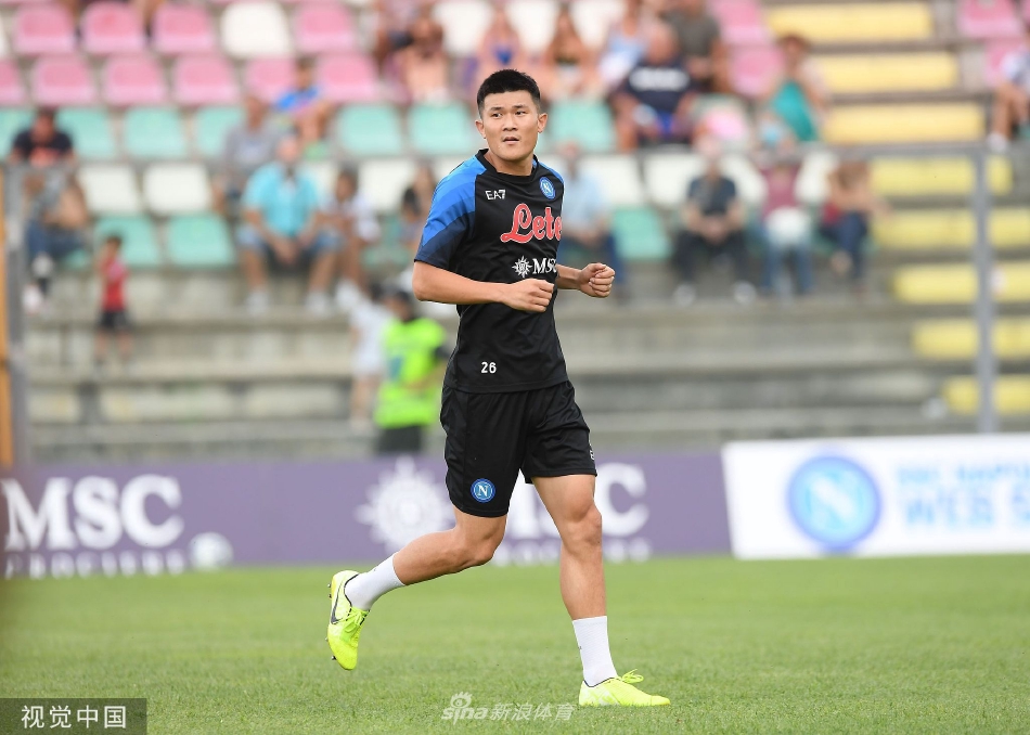 两名那不勒斯球员在对抗训练中积极拼抢，其中一名球员正试图用身体护住脚下的足球，展现激烈的身体对抗。