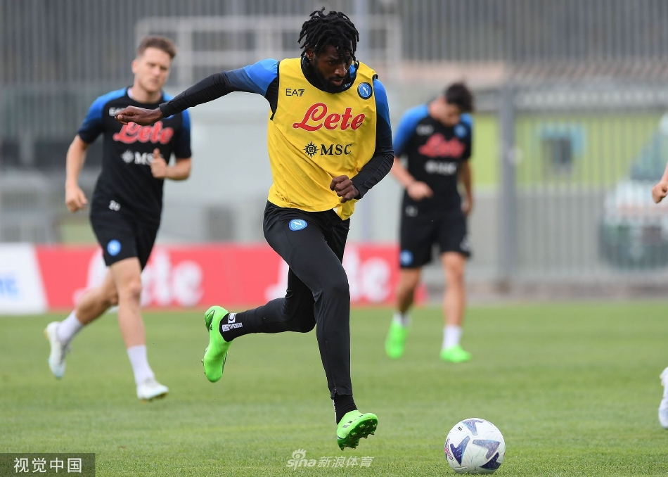 一名那不勒斯球员在训练中带球快速突破，步伐有力，眼神坚定地望向进攻方向。