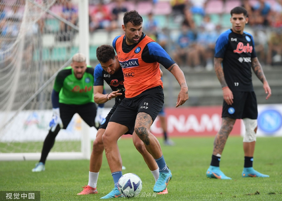 那不勒斯全队在迪马罗-弗尔加里达训练基地的绿茵场上进行拉伸热身，球员们围成一圈，在教练指导下为新一天的训练激活身体。