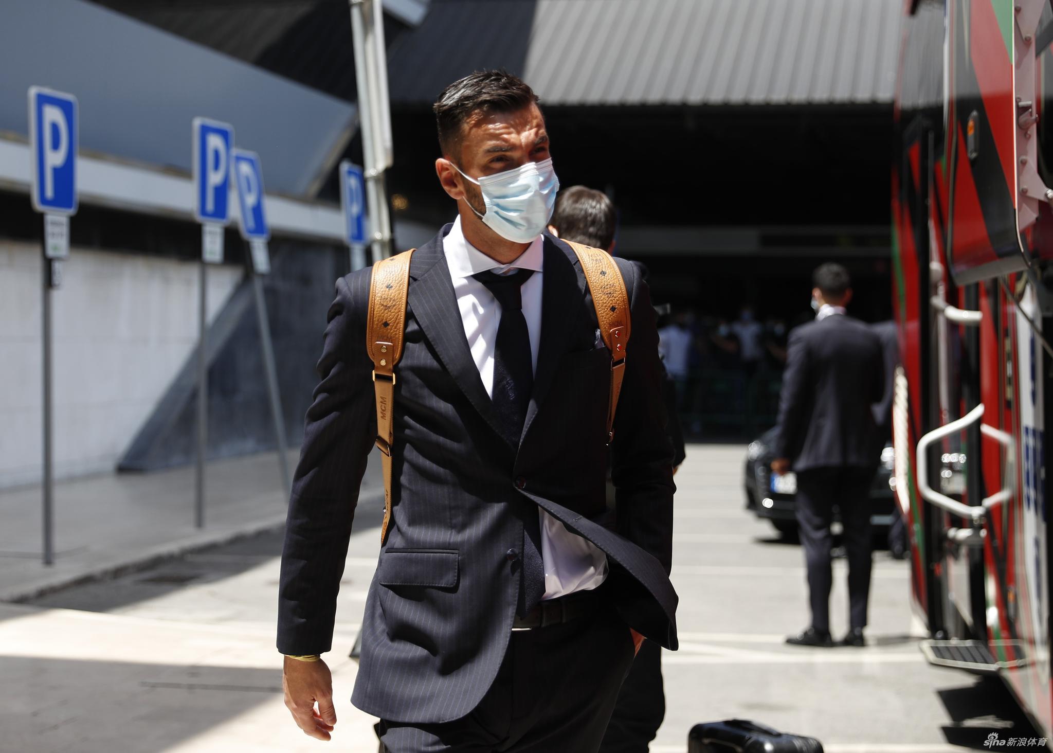 鲁本·迪亚斯与队友格雷罗谈笑风生，英超最佳后卫在出征途中显得自信从容