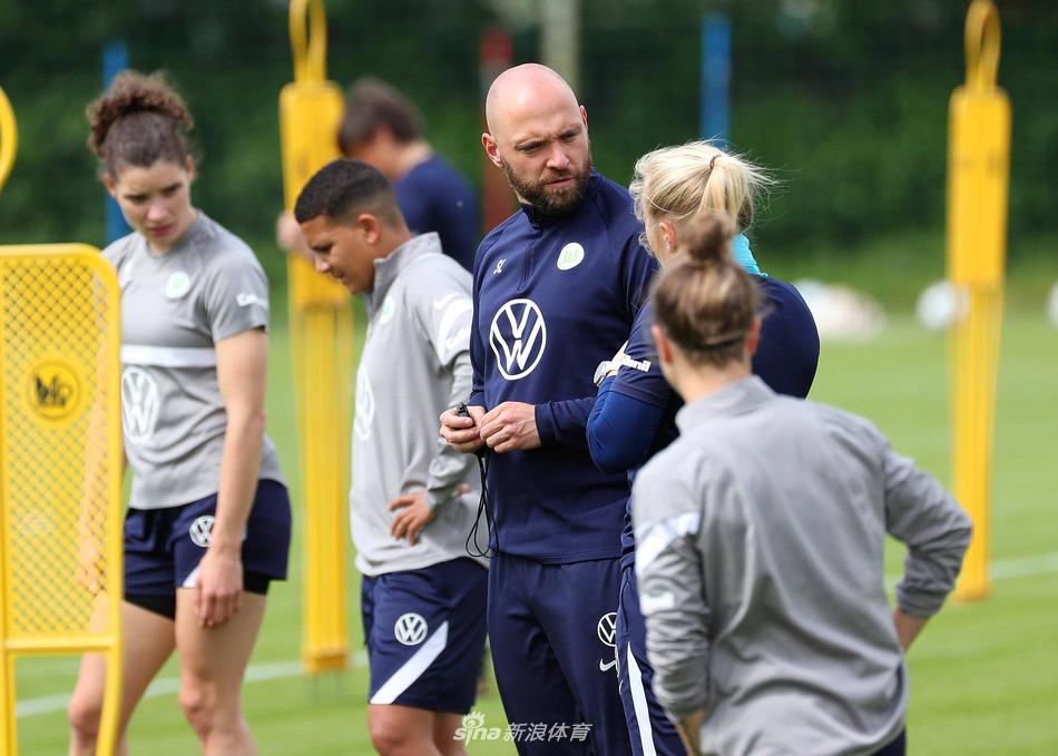 前锋线上，两匹“快马”同时启动追逐一个过顶长传球，茵格·比约恩和约万诺维奇几乎并肩冲刺，草屑在她们身后飞溅，瞬间的爆发力仿佛要撕裂训练场的宁静。