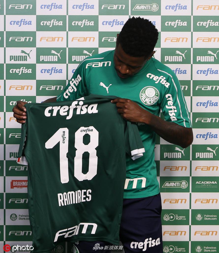 拉米雷斯展示新球衣时开怀大笑，灿烂的笑容如同圣保罗的阳光，感染了在场的每一个人。