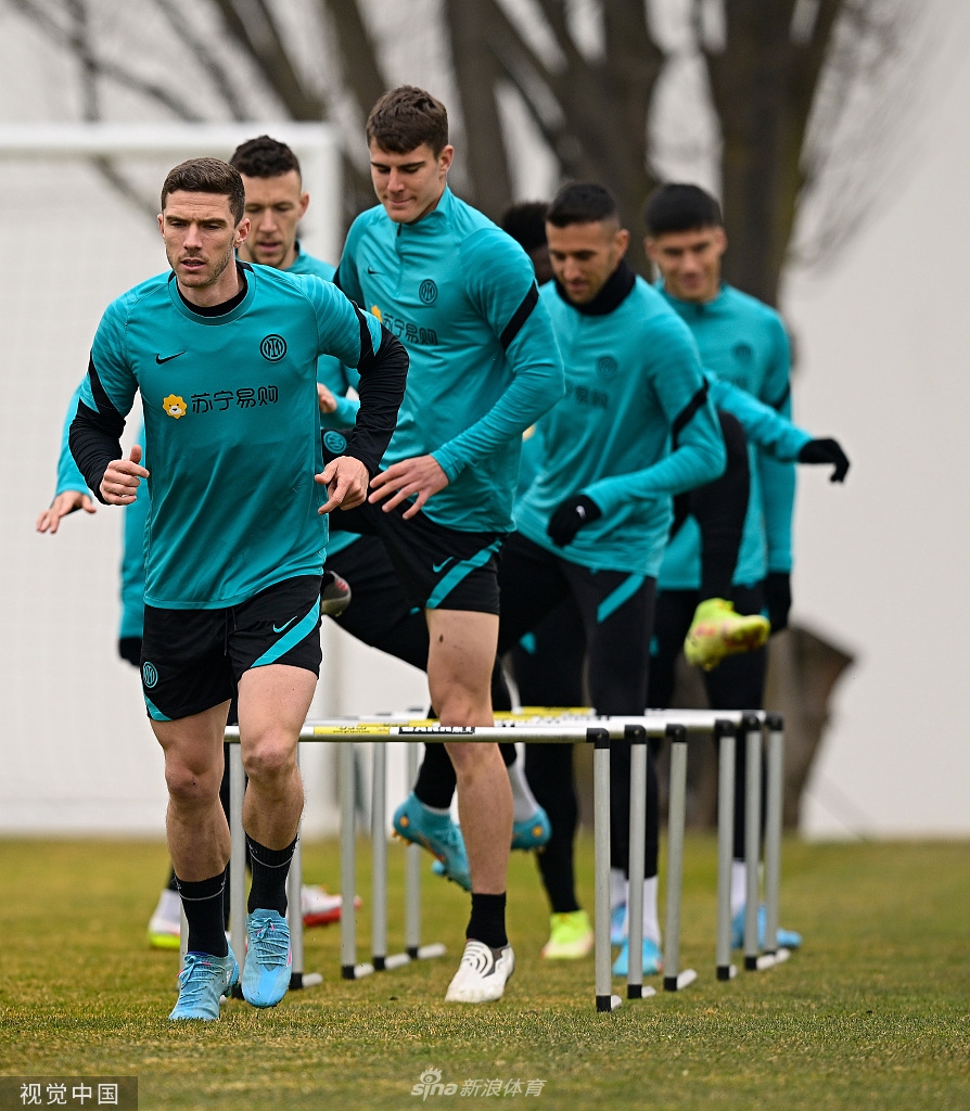 球队助理教练带领球员进行拉伸放松，在激烈的训练后，科学的恢复是保持竞技状态的重要环节。