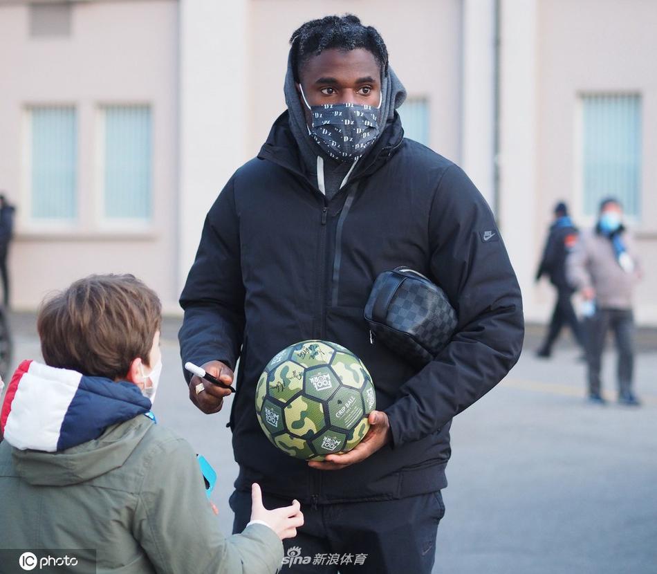 一个年纪更小的孩子被大人高高举起，他伸出稚嫩的小手，试图触碰眼前这位刚从战场上下来的“巨人”，指尖相触的瞬间，仿佛完成了一次关于勇气与热爱的交接。