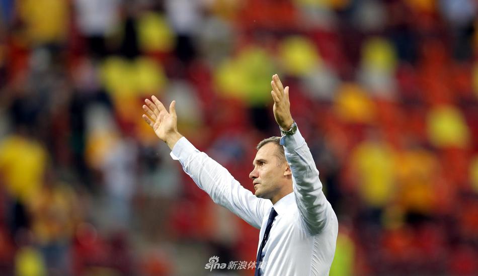 旗帜与背影：远景镜头下，巨大的乌克兰国旗在看台上展开，舍甫琴科与球员们的背影显得渺小却坚定，共同构成了一幅悲壮且充满凝聚力的画面。