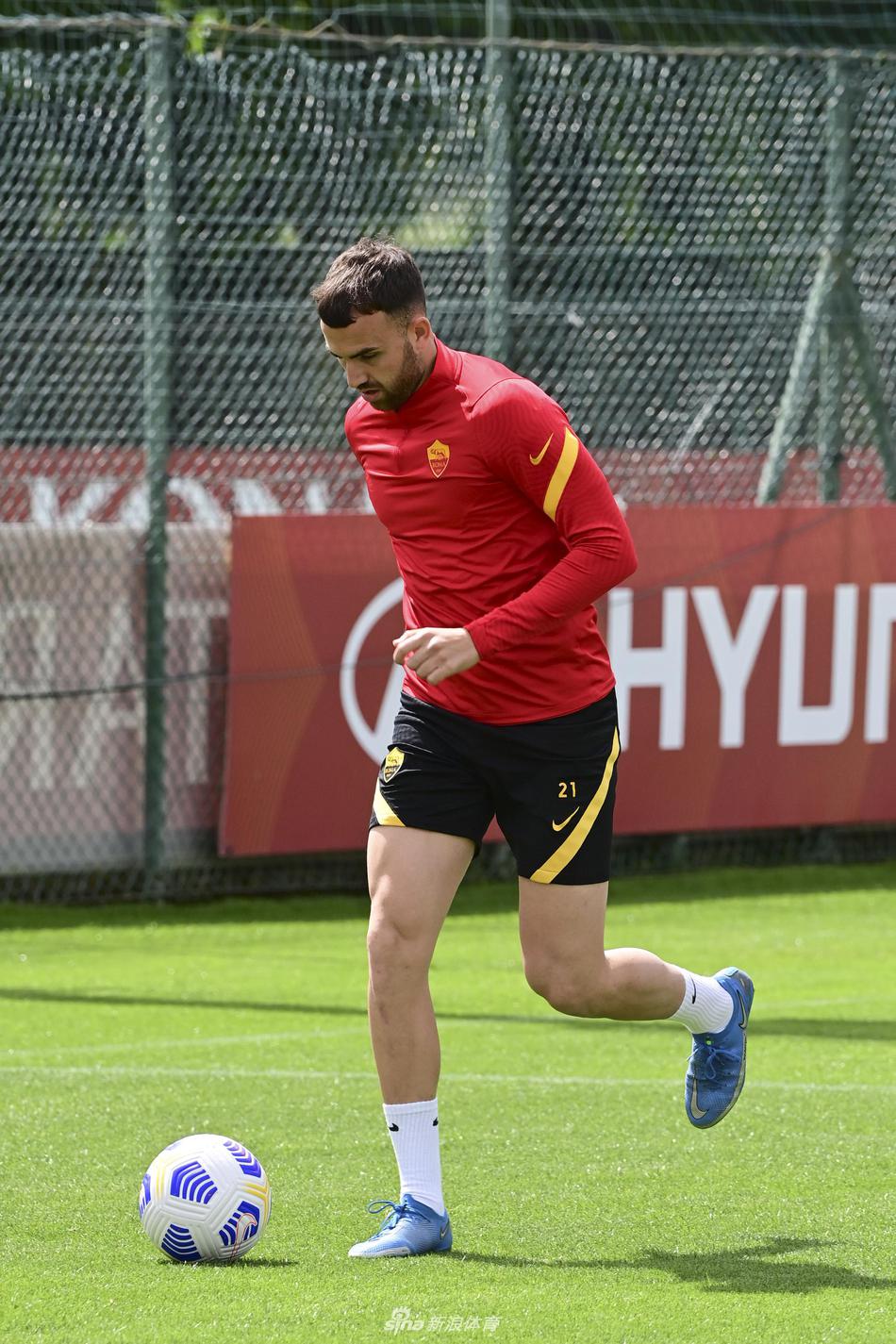 罗马球员正在进行抢圈训练，画面中一名球员试图伸脚断球，周围队友围观，动态感十足，展现了训练的高强度对抗。