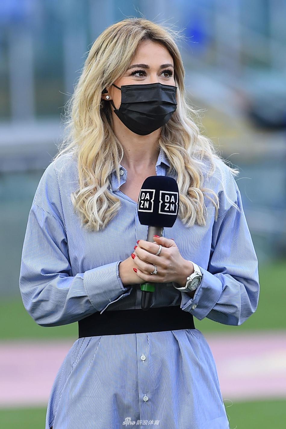 面对巴尔扎雷蒂的突然出现，莱奥塔先是有些惊讶，随即露出灿烂又略带羞涩的笑容，仿佛邻家女孩般动人。