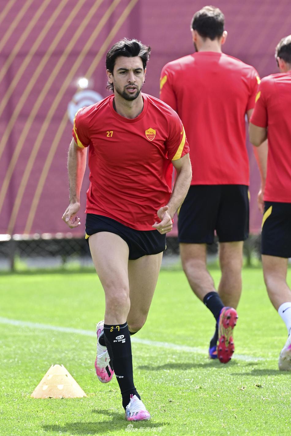 夕阳余晖洒在训练场上，一名罗马球员的射门瞬间被定格，力量与美感在这一刻完美融合。