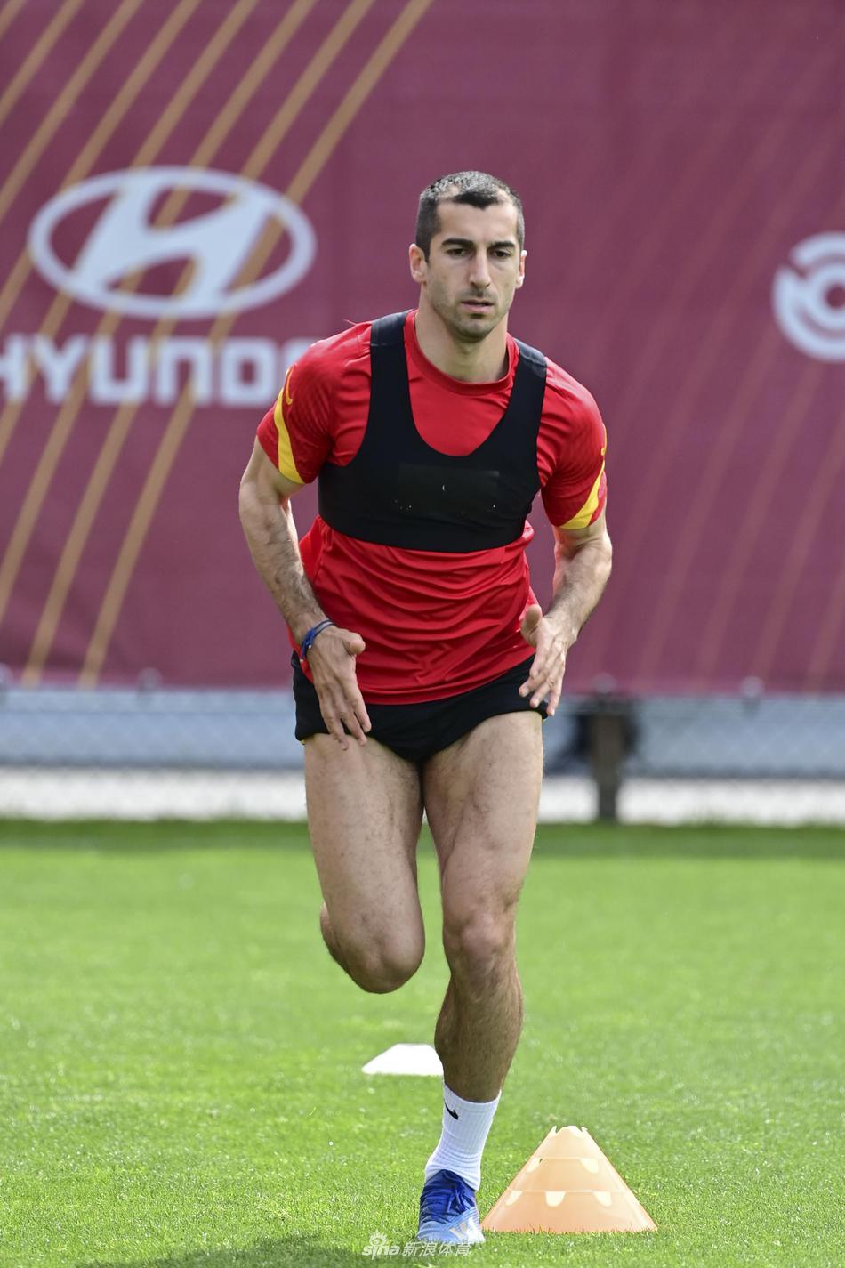 在战术演练环节，罗马球员全神贯注，仿佛已经听到了明日正式比赛的哨音。