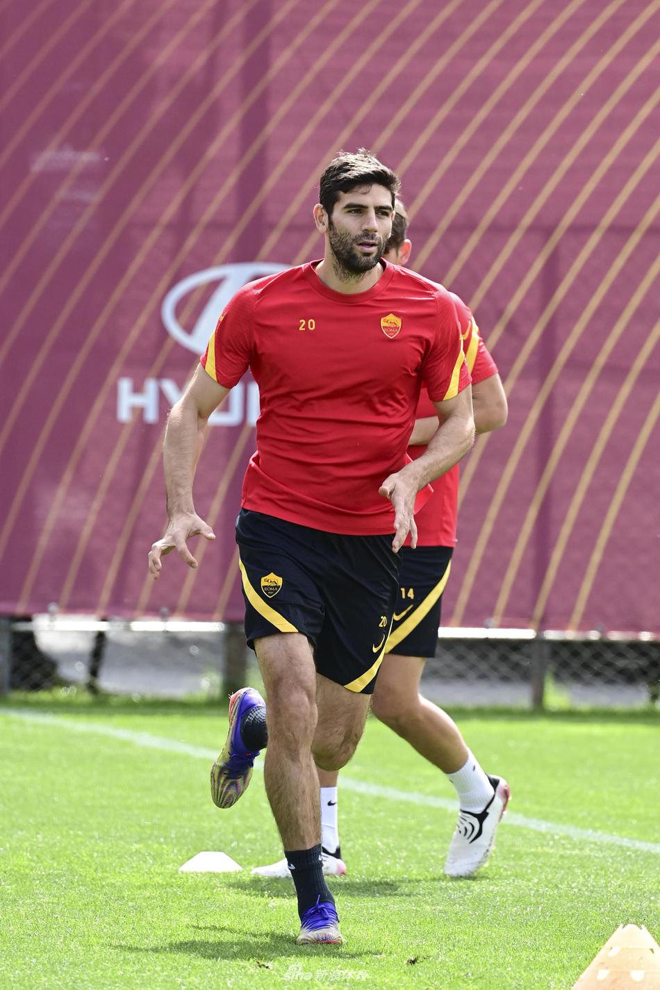 最后，镜头拉远，空旷的罗马训练场在夕阳下显得格外宁静，仿佛正静静等待着明日激战的到来。