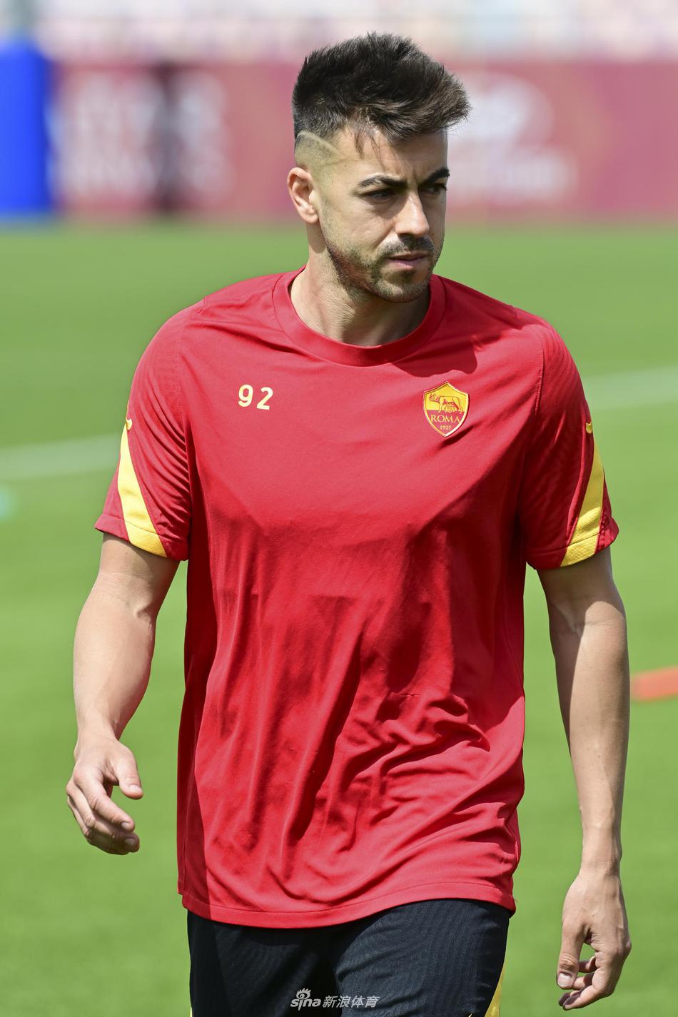 红狼众将，在罗马正午的阳光下挥汗如雨，专注的神情预示着他们对胜利的渴望。