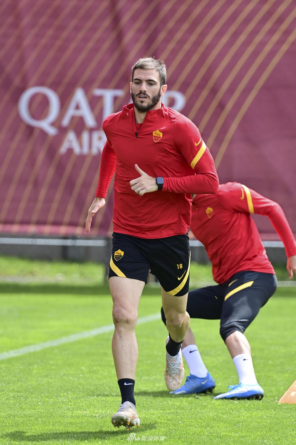 训练结束后，两位罗马队员并肩离场，他们的背影与远处的训练设施共同勾勒出备战日的完整景象。