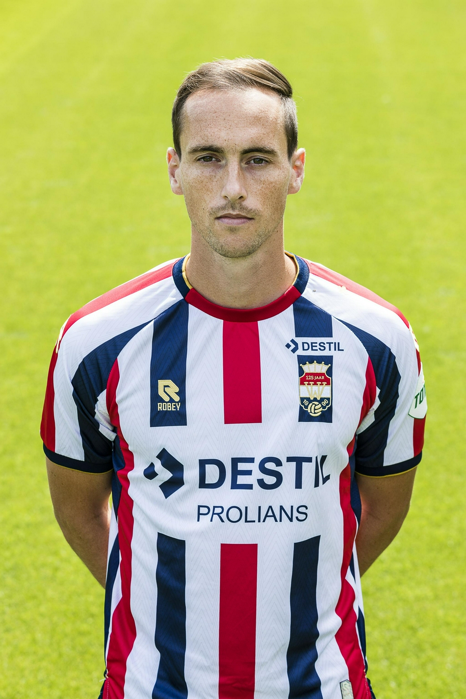 全队围拢在一起高声呼喊，这一刻的团结与气势预示着威廉二世将在新赛季并肩迎接所有挑战