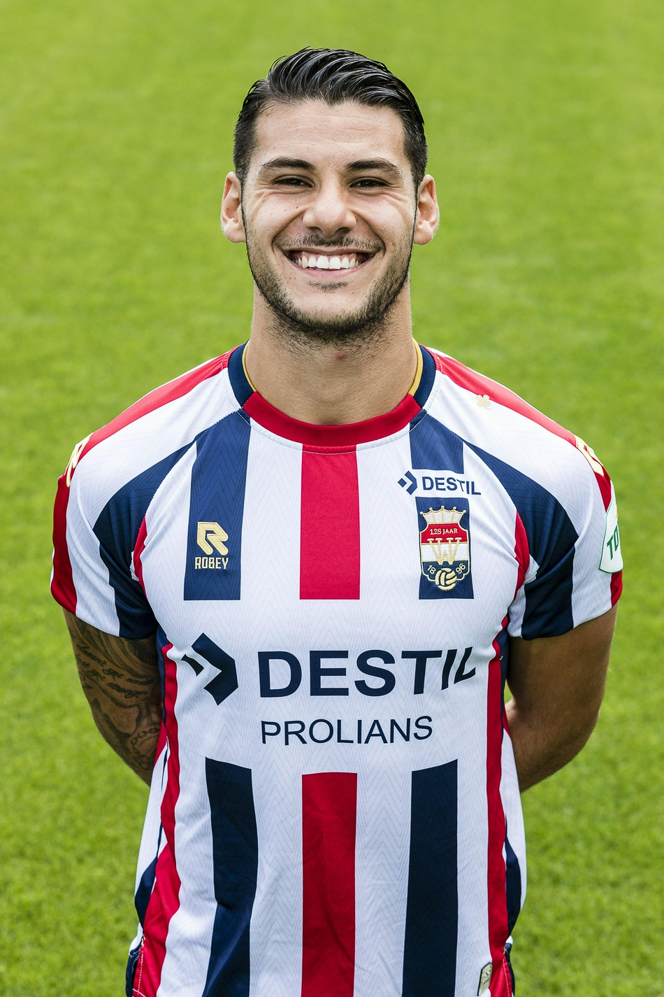 队长凝视前方，他的眼神如同蒂尔堡的钟楼指针，坚定地指向新赛季的胜利方向