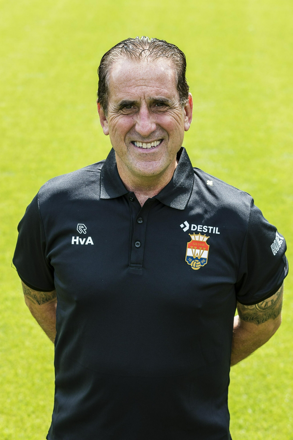 年轻新星眼神清澈而炽热，他紧握的拳头仿佛在向外界宣告蒂尔堡新一代力量的崛起