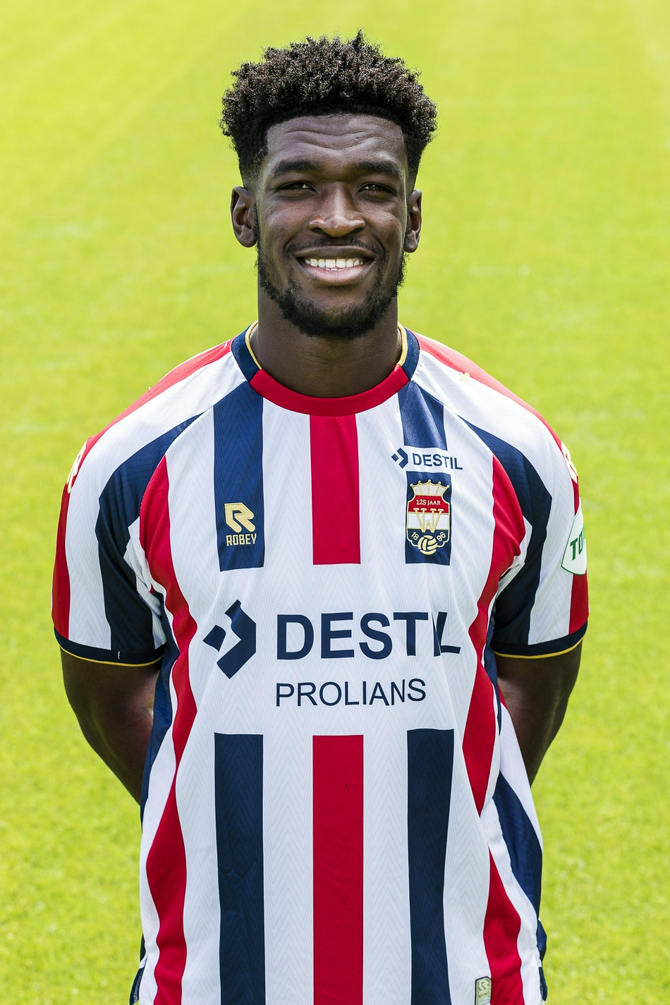 后防核心双臂环抱胸前，坚如磐石的身躯背后是威廉二世在新赛季稳守反击的战术基石