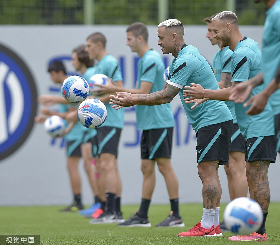 阿根廷前锋劳塔罗·马丁内斯在训练中轻巧挑球过人，灵动的身姿下隐藏着致命的杀手本能，新赛季他将承担起为球队攻城拔寨的重任。