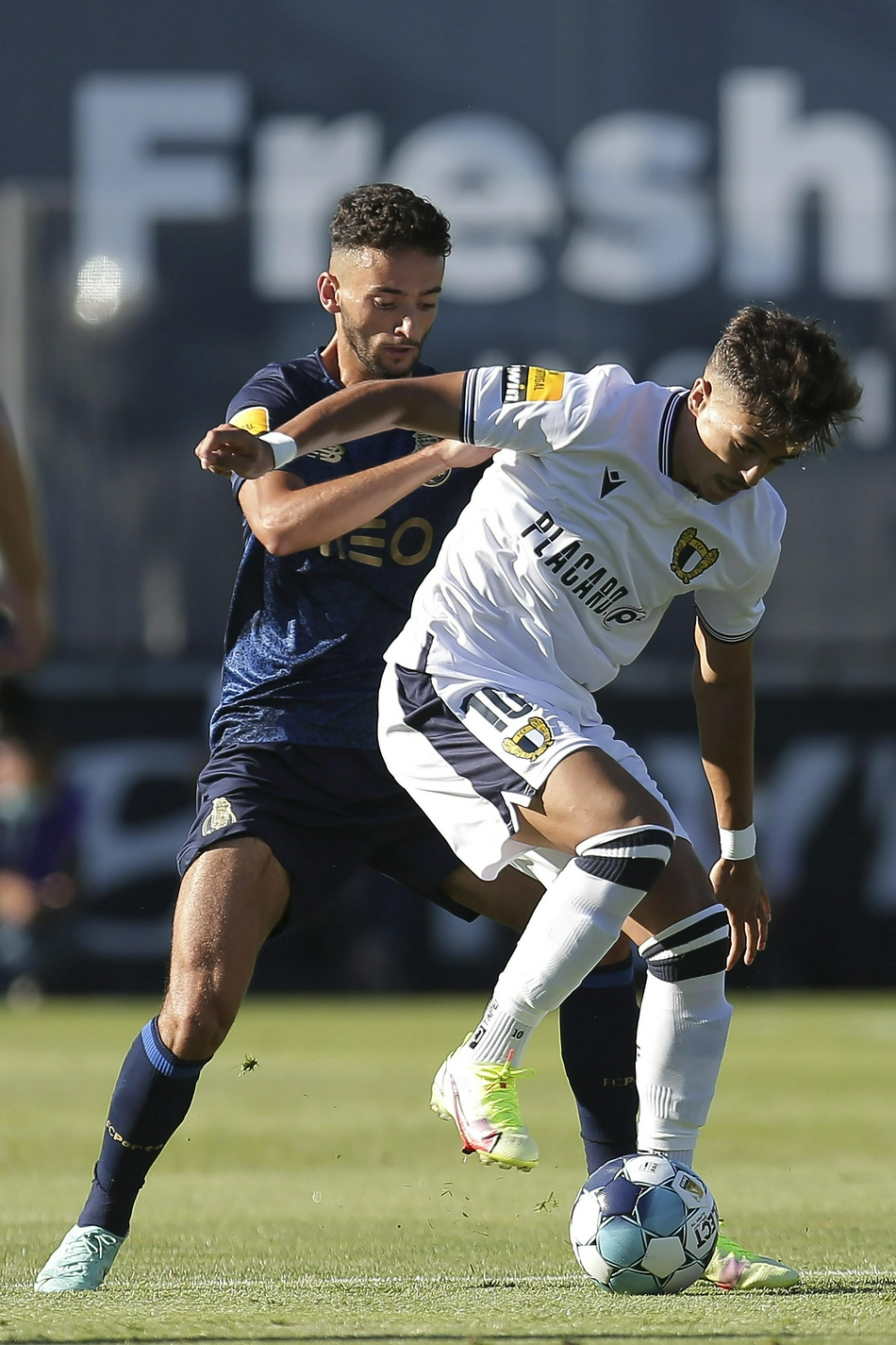 波尔图进球功臣托尼·马丁内斯在拼抢中展现出惊人的身体素质和意志力，他高高跃起，在与法马利康后卫的激烈对抗中努力争抢球权。