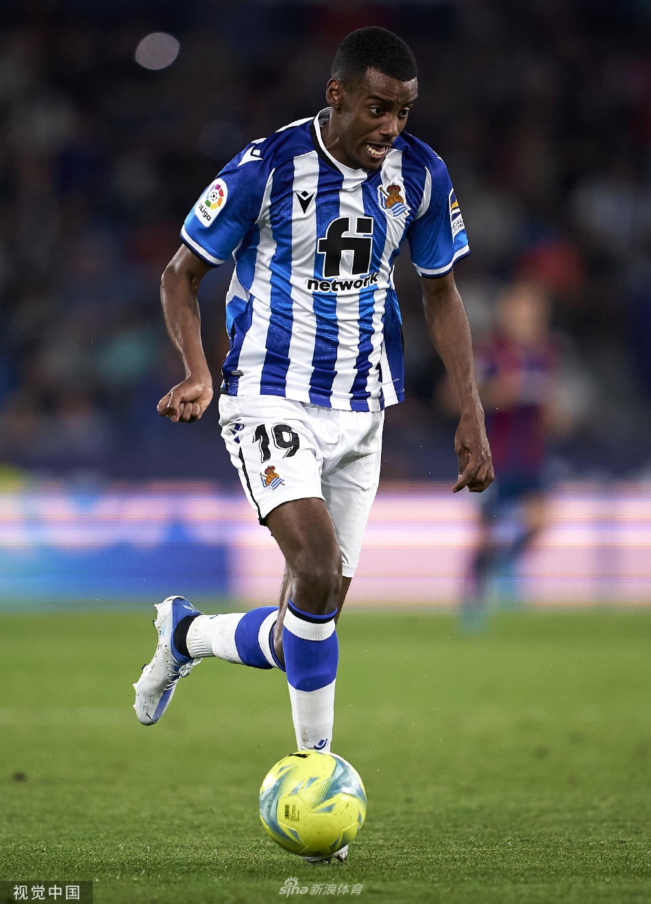 莱万特球员梅莱罗顶住压力主罚点球瞬间，皇家社会门将全力扑救