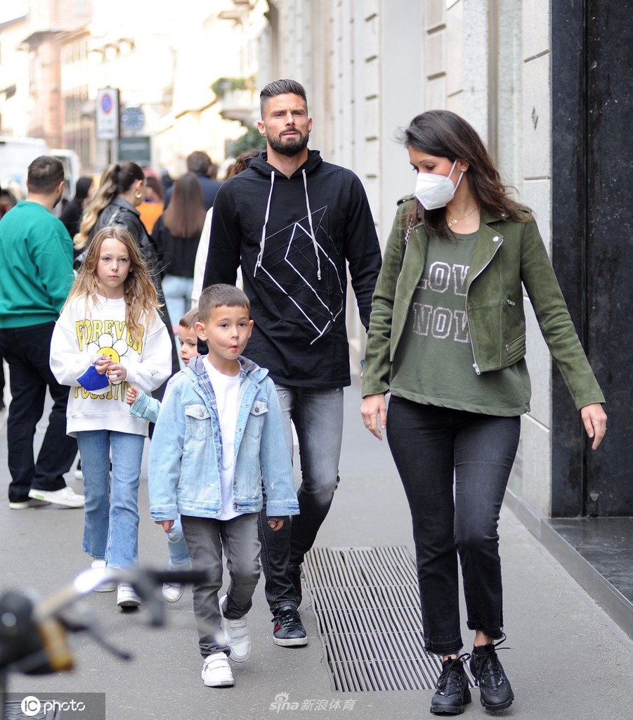 街头拐角处，吉鲁蹲下与儿子平视交流，神情专注充满爱意