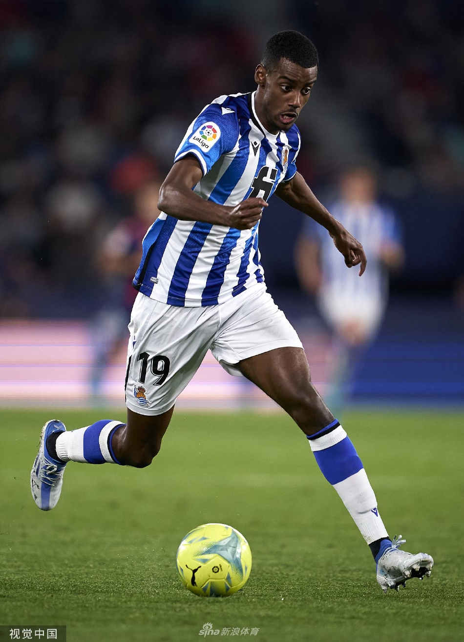 莱万特全队围拢在一起，在绝杀进球后相互拥抱激励，庆祝关键胜利