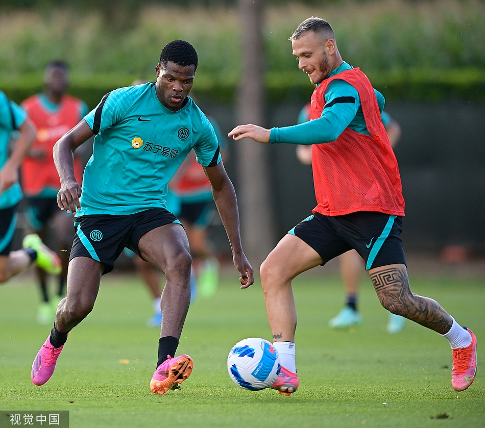 恰尔汗奥卢主罚任意球瞬间，皮球划出美妙弧线，这位中场大师的脚法将成为国米新赛季破解密集防守的利器。