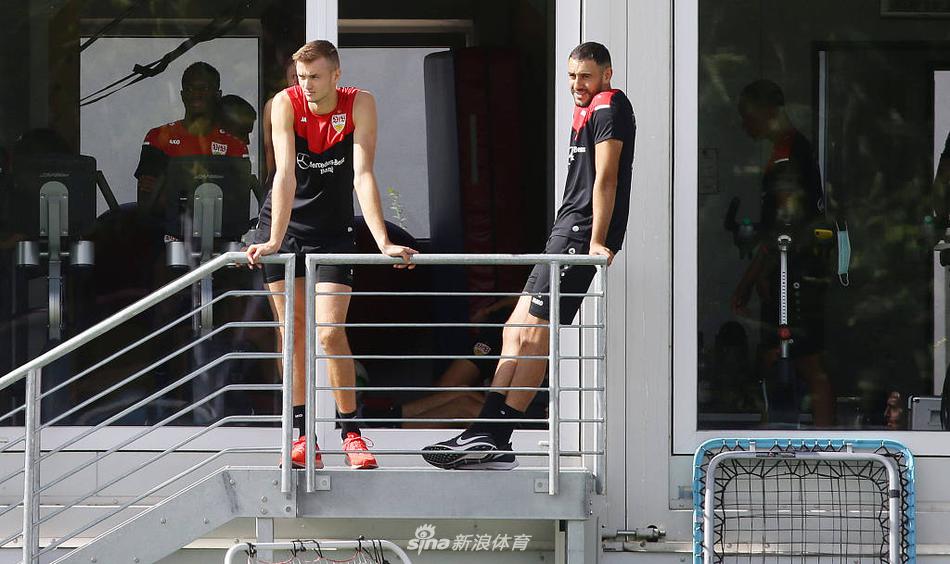 抢圈游戏中的一次成功拦截，引发了场边队友的欢呼，轻松的氛围背后，是彼此之间竞争与促进的良性循环。