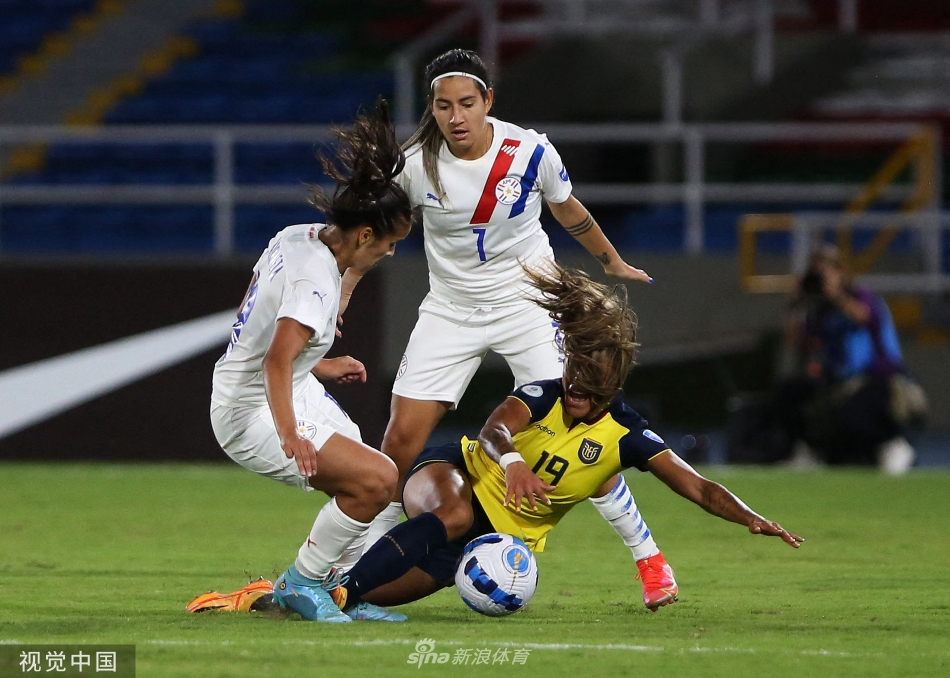 夜幕下，灯火通明的体育场宛如璀璨钻石，绿茵场如同舞台，见证了今夜所有的汗水、泪水、欢呼与叹息，静静等待下一场烽火再燃。