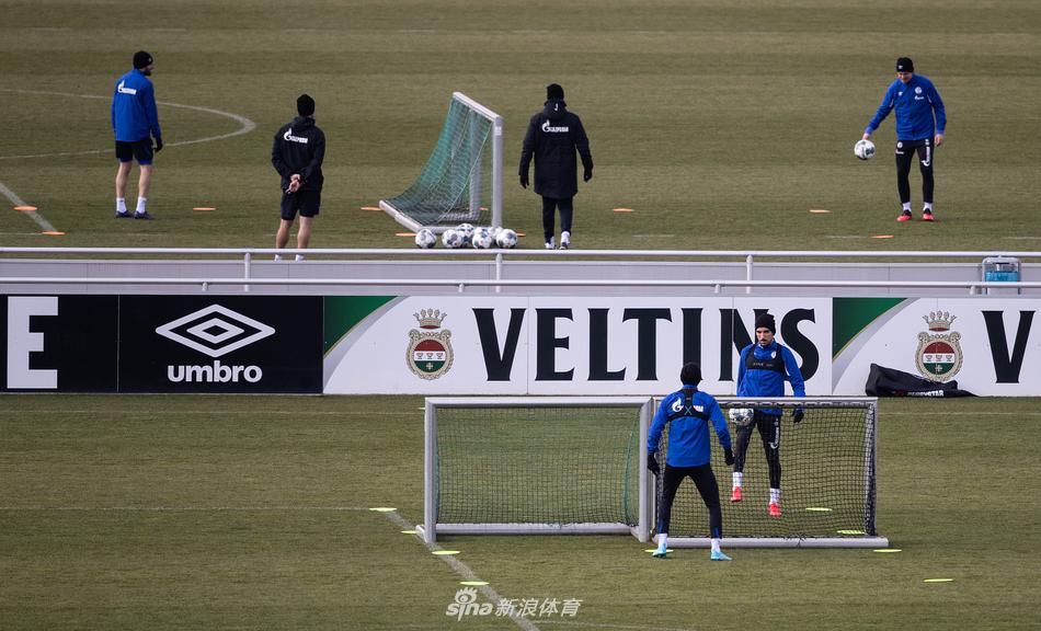 在空旷的训练场上，塞尔达独自带球前行，红色的隔离桩仿佛无声的观众，见证着他在冷清氛围中依然专注地磨练着脚下技术，为未知的重启之日积蓄能量。