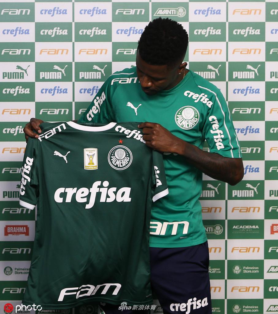 在新闻发布会上，拉米雷斯专注地聆听记者提问，举手投足间尽显成熟球星的沉稳与自信。