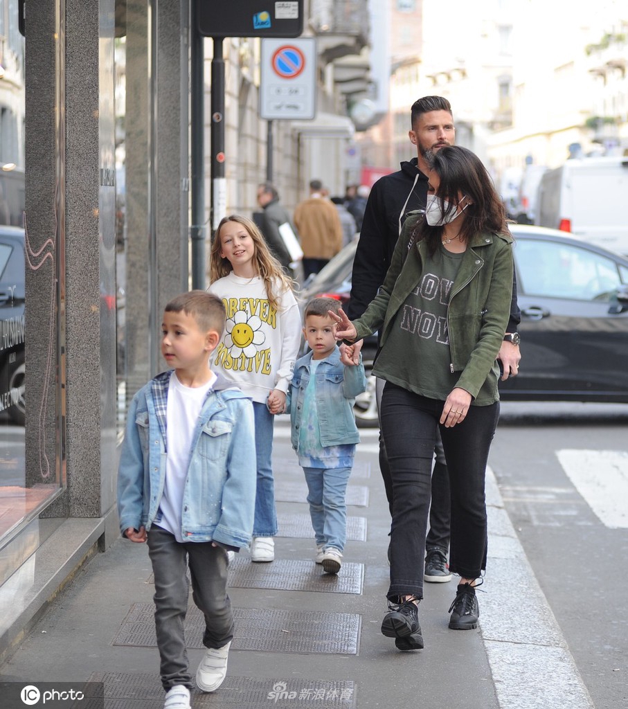 吉鲁回头看向镜头，笑容温和，身旁家人相伴，尽显铁汉柔情的满足感