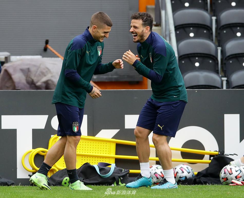 在伦敦午后的阳光下，意大利队的训练场上，基耶萨正全神贯注地盘带。他的眼神锐利而坚定，每一次触球都仿佛在打磨明晚刺向西班牙防线的利刃，汗水在阳光下闪闪发光。