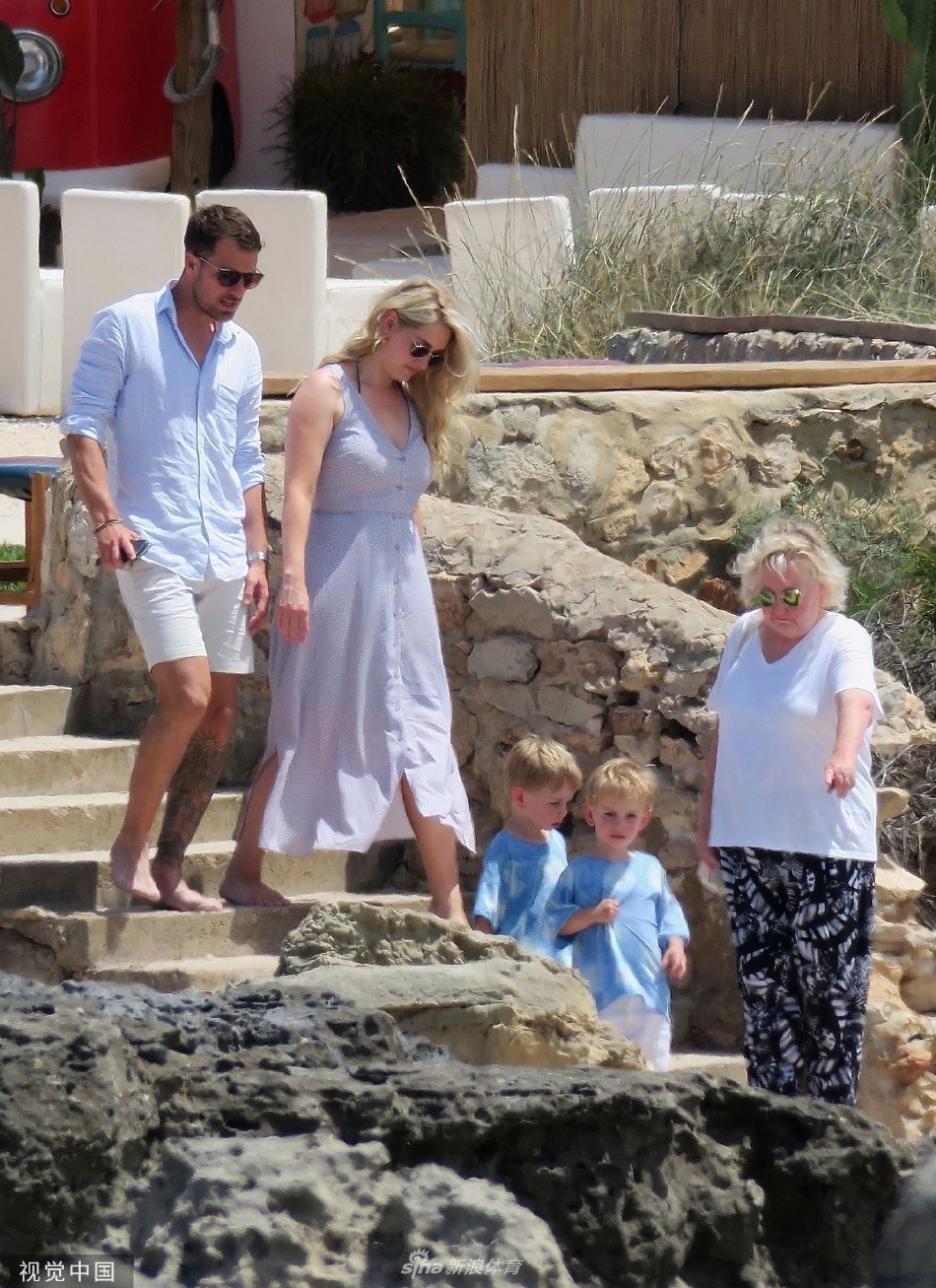 拉姆塞的小女儿欢快地在甲板上奔跑，粉色泳衣像一朵盛开的花朵，父亲充满爱意的目光始终追随着她娇小的身影