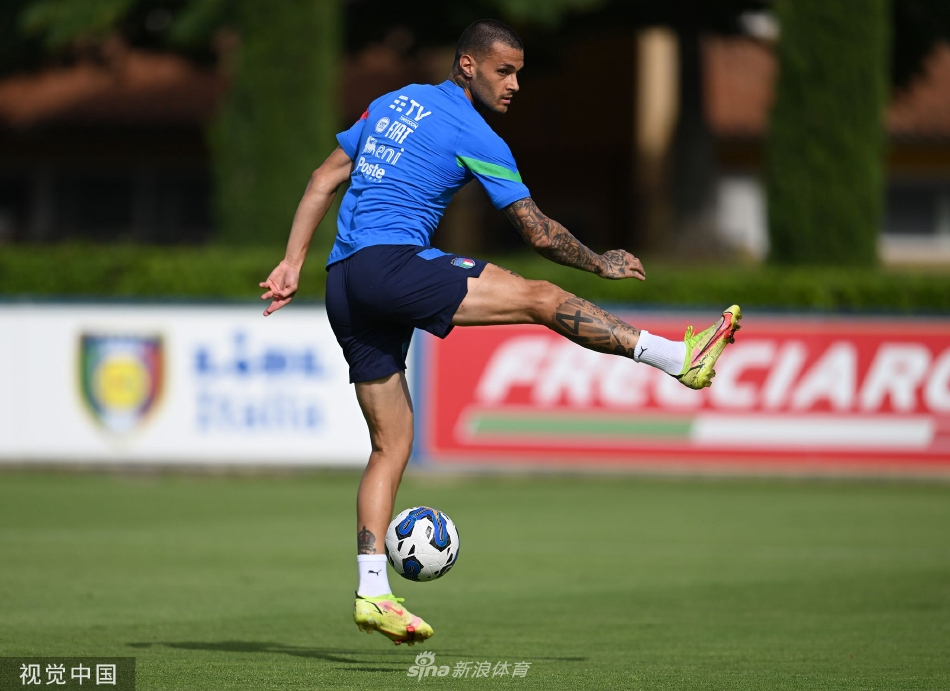 前锋贾科莫·拉斯帕多里在训练中起脚劲射，皮球如出膛炮弹般飞向球门。