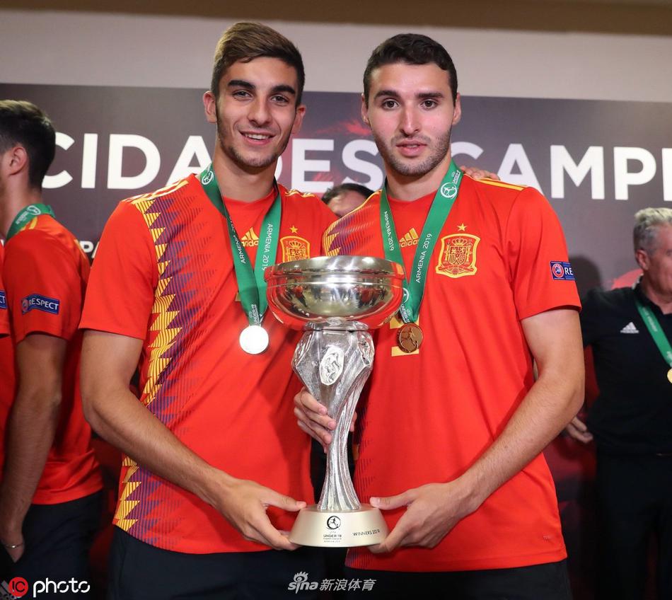 冠军之夜，西班牙U19的小伙子们在马德里巴拉哈斯机场兴奋地举起冠军奖杯，金色的纸屑如同胜利的雨点般洒在他们笑逐颜开的脸上，这一刻，所有的努力都化作了最灿烂的光芒。