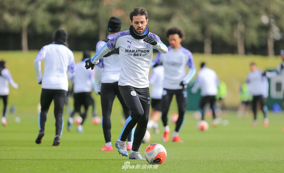 训练结束后，球员们并未急于离场，孔帕尼和费尔南迪尼奥等老队员召集大家围拢在一起，相互鼓励，重申着球队在赛季冲刺阶段的共同目标。