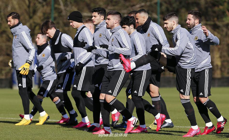 中场核心鲁本·内维斯训练中露出狡黠微笑，脚下的足球仿佛被施了魔法，随时准备送出致命长传。